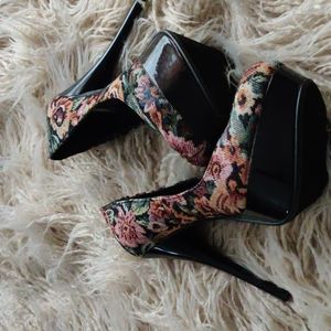 NWOT Call It Spring floral platform shoes size 8